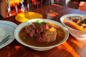 Liburan Sambil Makan Sop Buntut Istana Rasa Cakranegara, Kota Mataram
