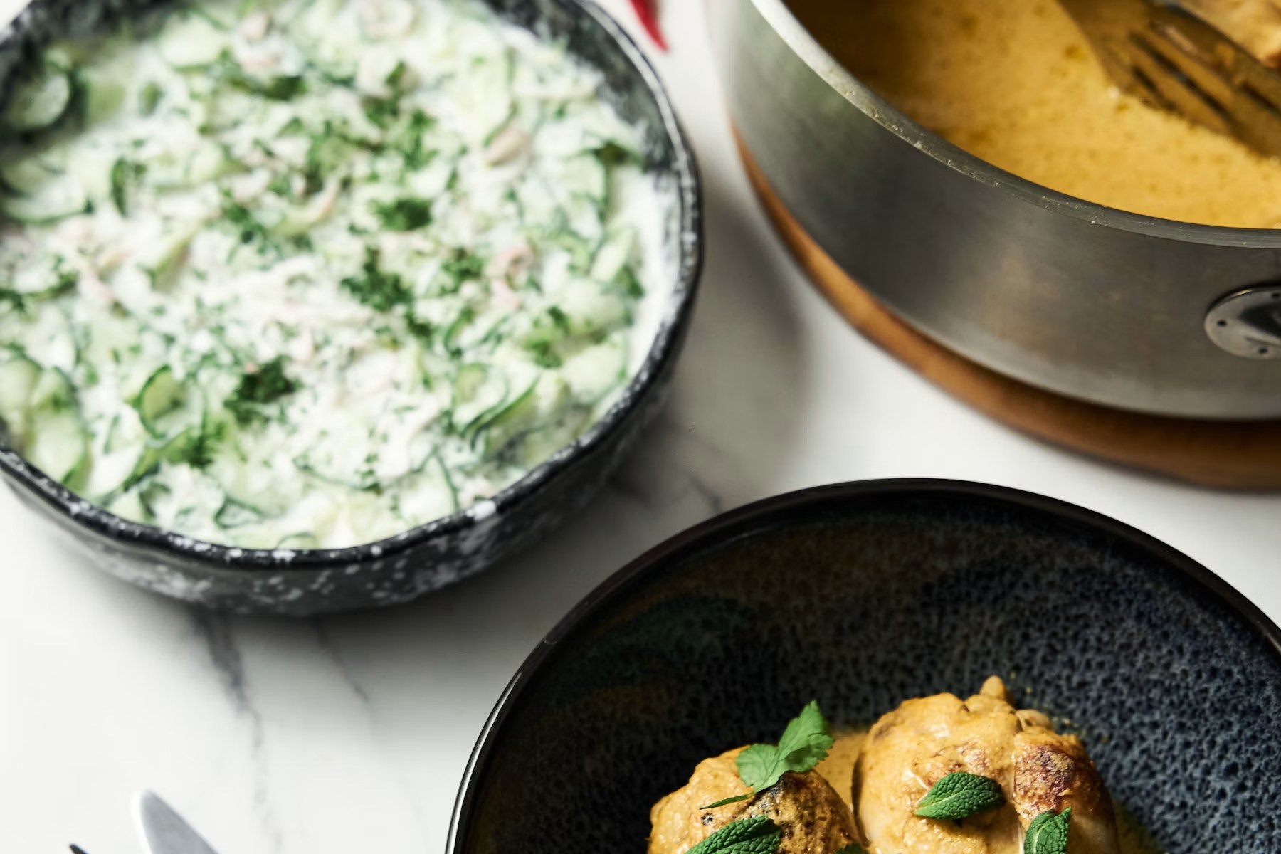 Hidangan di atas meja sebagai ilustrasi mengatur waktu makan saat perjalanan