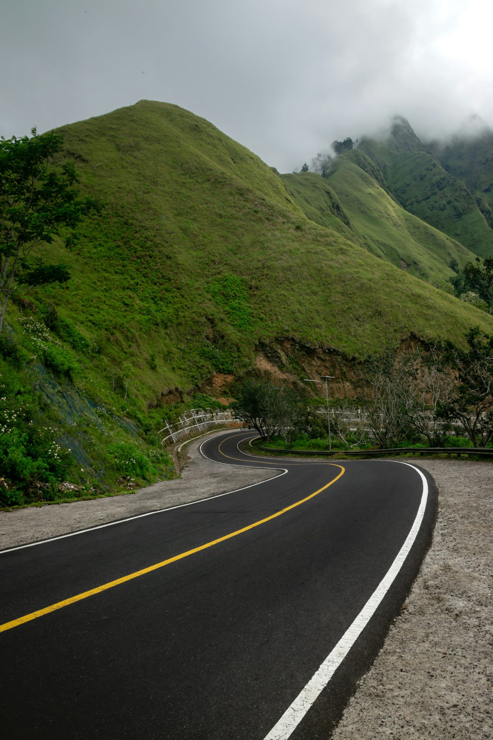 Jalan berkelok dari Bukit Selong menuju Selong Belanak di Lombok