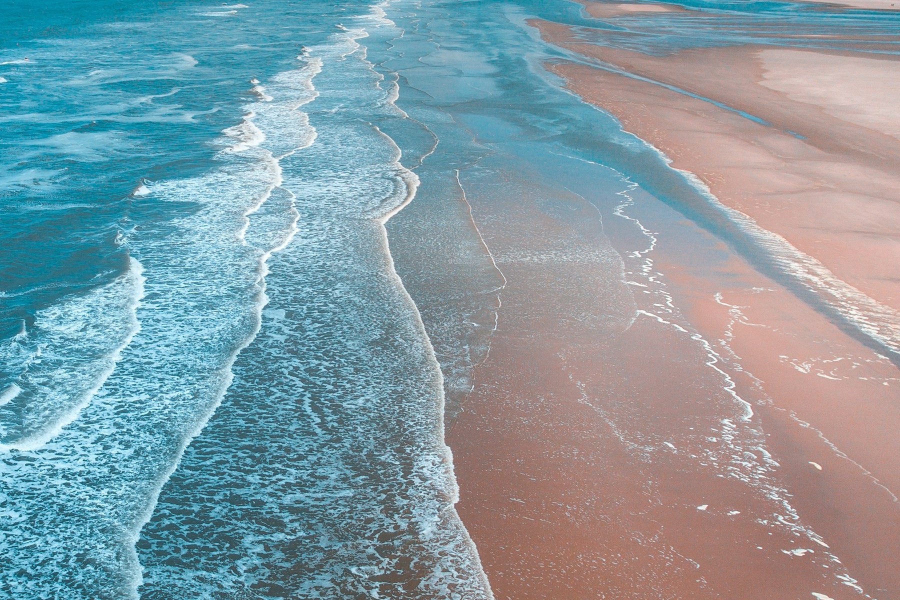Garis pantai kosong sebagai ilustrasi menjaga parkir, foto, dan kebersihan saat menjelajah pesisir selatan Lombok