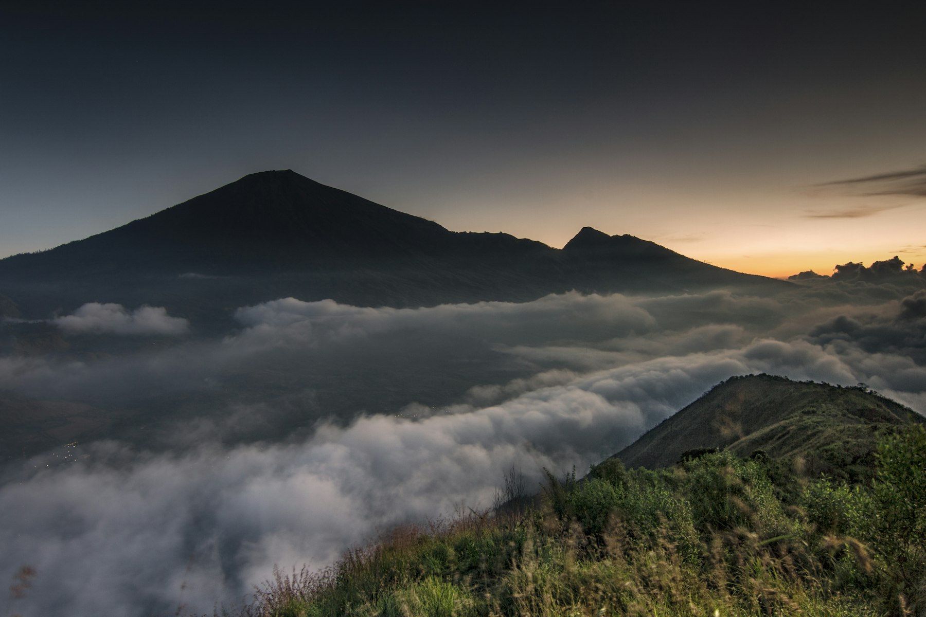 Pemandangan pegunungan dan lapisan awan dari kawasan Sembalun Lombok