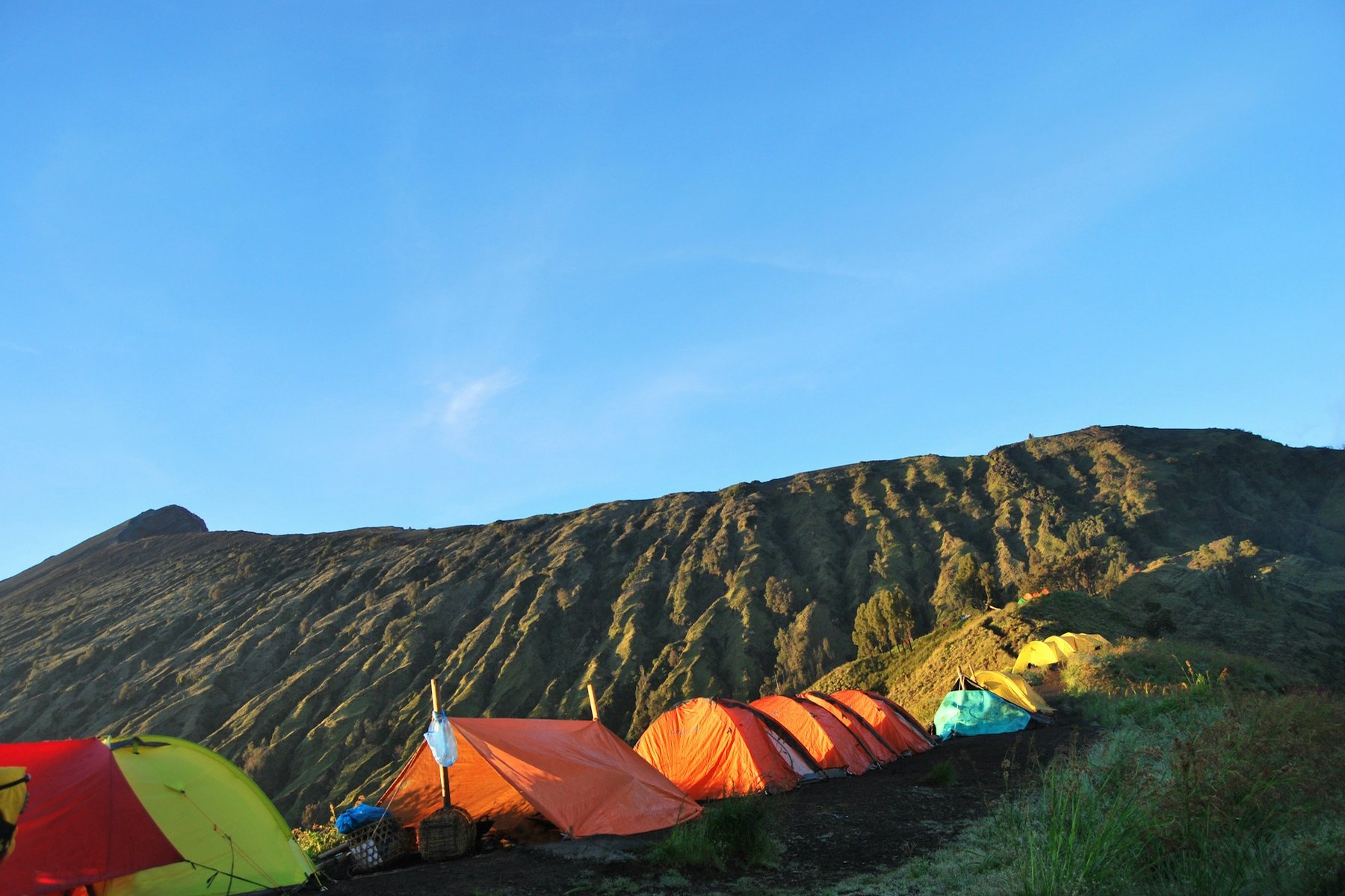 Tenda di lapangan terbuka sebagai ilustrasi memahami rute dan area parkir untuk camping di Lombok